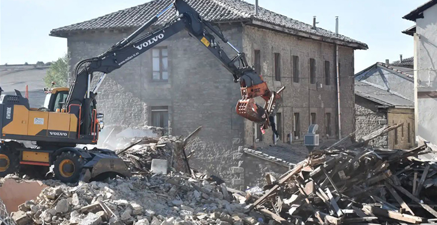 Valdeolea ejecuta la demolici�n de un edificio en ruina en Mataporquera