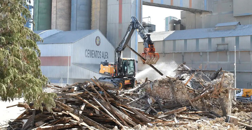 Valdeolea ejecuta la demolici�n de un edificio en ruina en Mataporquera