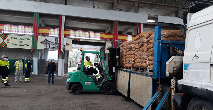 Valderredible celebra San Isidro Labrador con una donacin de 10.000 kilos de patatas