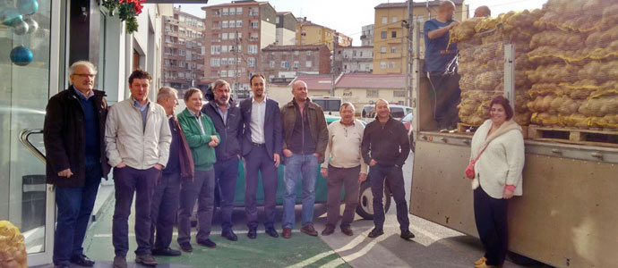 Valderredible entrega 10 toneladas de patatas a Coorcopar en Torrelavega