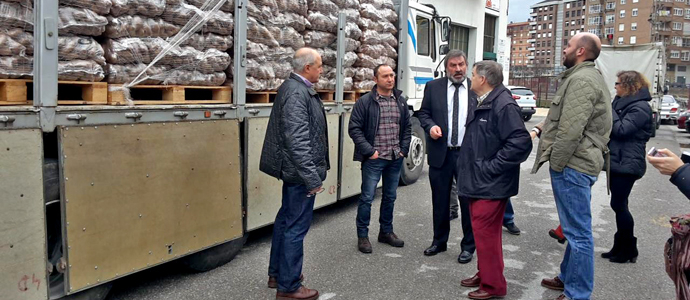 Valderredible entrega 5.000 kilos de patatas a la asociacin 'Corazn de Torrelavega'