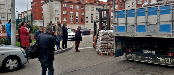 Valderredible entrega 5.000 kilos de patatas a la asociacin 'Corazn de Torrelavega'