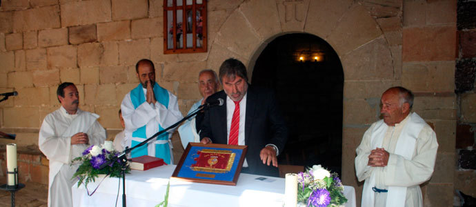 Valderredible recibe el primer bandern de Felipe VI como rey de Espaa