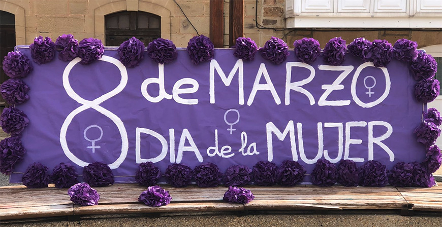 Valderredible se suma al 8M con una pancarta para reivindicar el papel de la mujer en la sociedad