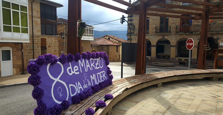 Valderredible se suma al 8M con una pancarta para reivindicar el papel de la mujer en la sociedad