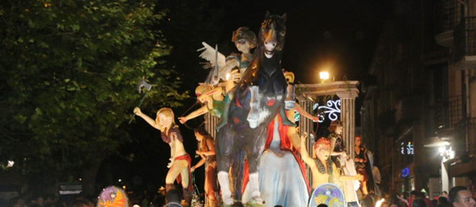 'Valkirias', de la pea Alegres&Moovies, gana el primer premio del Gran Desfile de Carrozas Artsticas