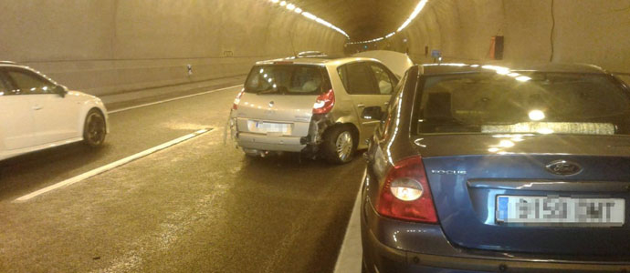 Varias personas resultan heridas en diferentes choques ocurridos en el tnel de Lantueno y en Valdeprado del Ro