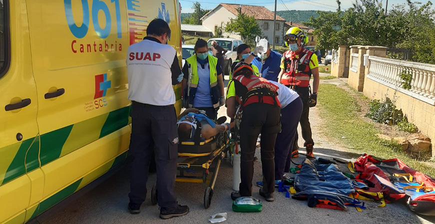 Herido grave un vecino de Valderredible tras caerse de la escalera cuando trabajaba en un tejado de Rocamundo
