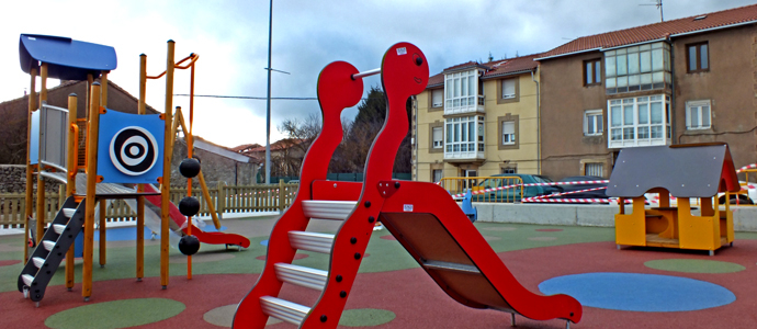 Los vecinos de la Avenida Cantabria estrenan parque infantil
