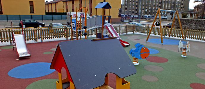 Los vecinos de la Avenida Cantabria estrenan parque infantil