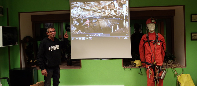 Los vecinos de Cervatos disfrutaron con una charla sobre espeleologa