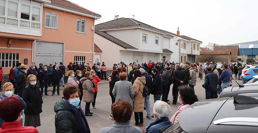 Los vecinos de Enmedio se concentran frente al consultorio de Matamorosa para reclamar una 