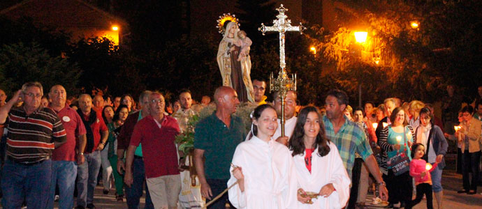 Los vecinos de Mataporquera iluminan a la Virgen del Carmen