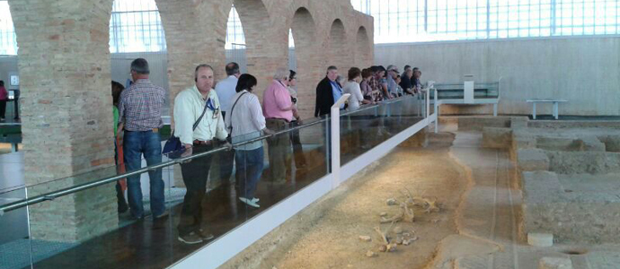 Los vecinos de Nestares recorrieron el Canal de Castilla y visitaron la Villa de la Olmeda