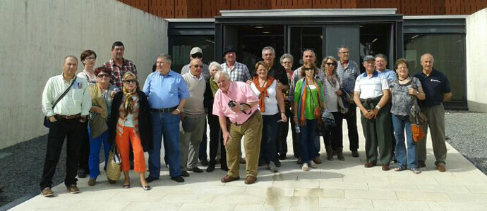 Los vecinos de Nestares recorrieron el Canal de Castilla y visitaron la Villa de la Olmeda
