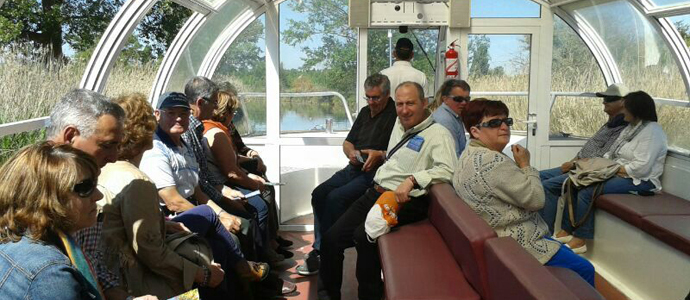 Los vecinos de Nestares recorrieron el Canal de Castilla y visitaron la Villa de la Olmeda