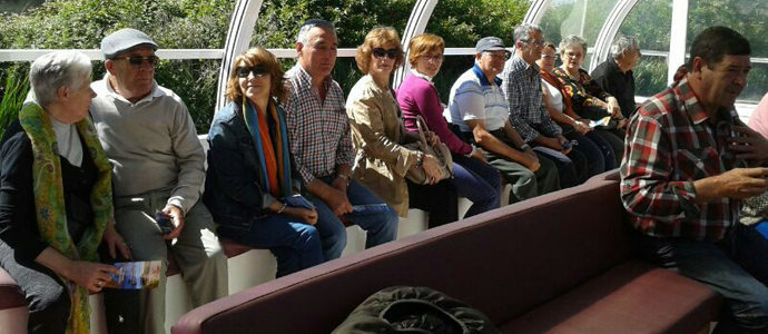 Los vecinos de Nestares recorrieron el Canal de Castilla y visitaron la Villa de la Olmeda