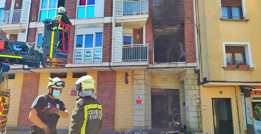 Vecinos rescatan a una nia atrapada en el balcn por el incendio de una vivienda en Unquera
