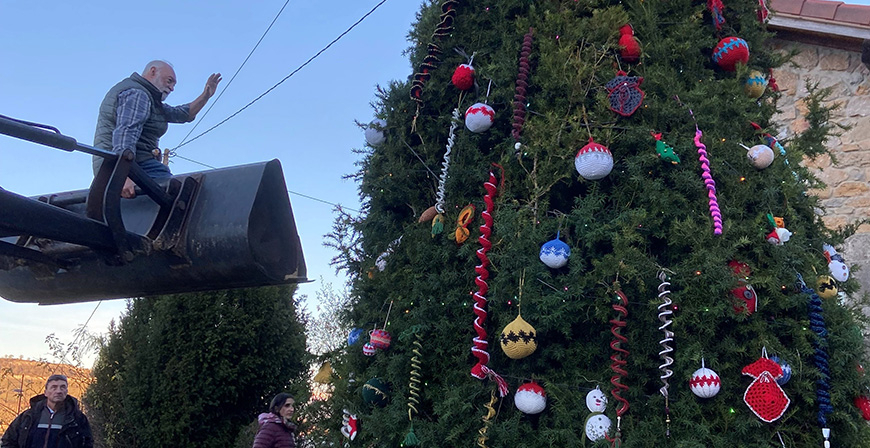 Vecinos de Las Rozas de Valdearroyo decoran un tejo para Navidad con 367 adornos hechos a ganchillo