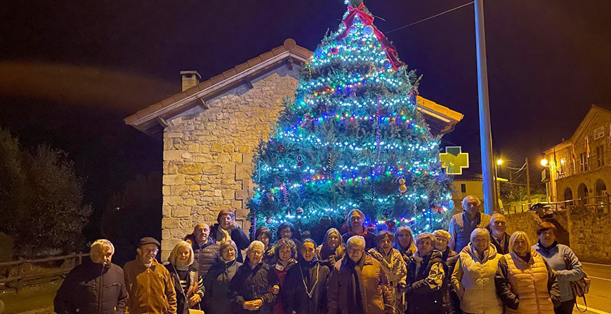 Vecinos de Las Rozas de Valdearroyo decoran un tejo para Navidad con 367 adornos hechos a ganchillo