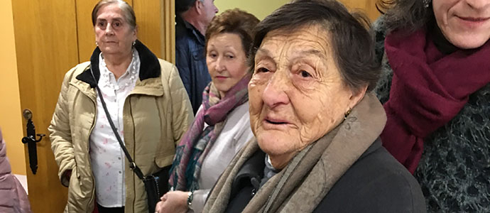 Los vecinos de San Miguel de Aguayo homenajearon a sus mayores