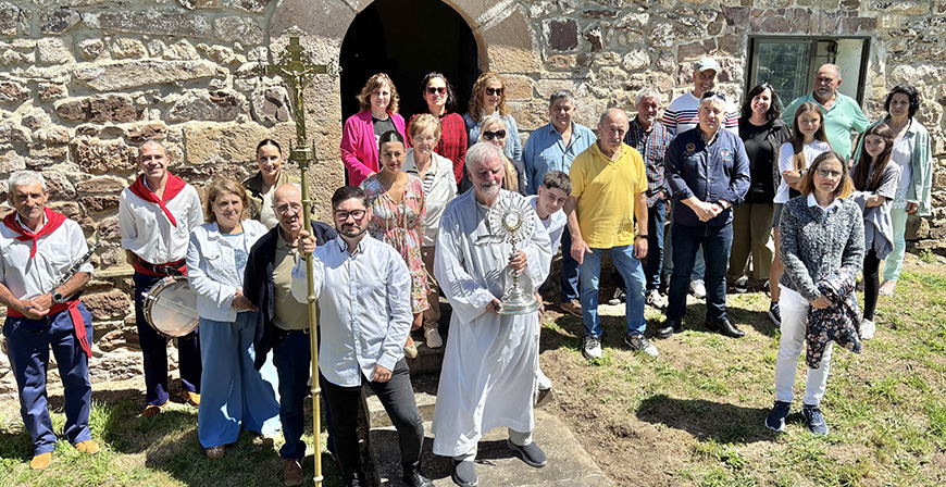 Los vecinos de Santa Maria de Aguayo celebran el Corpus