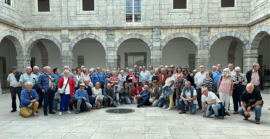 Vecinos de Valderredible y de Saint Crpin D'Auberoche visitan el Parlamento de Cantabria