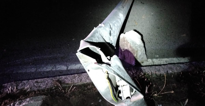 Un vehculo choca contra una farola en Reinosa y corta el trfico en el Paseo del Doctor Jimnez