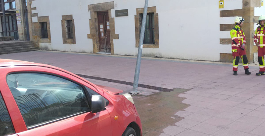 Un vehculo colisiona contra una de las farolas del exterior del Juzgado de Reinosa