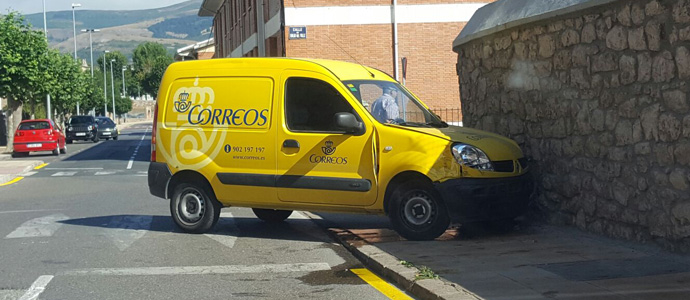 Un vehculo de Correos sufre un accidente en Reinosa