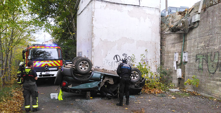 Una conductora se precipita desde una altura de cinco metros en Vista Alegre
