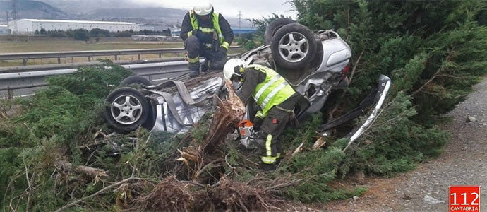 Un vehculo se sale de la va y vuelca en la A-67 