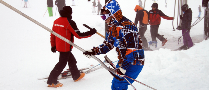 La ventisca, la nieve y el fro reciben a los primeros esquiadores de Alto Campoo