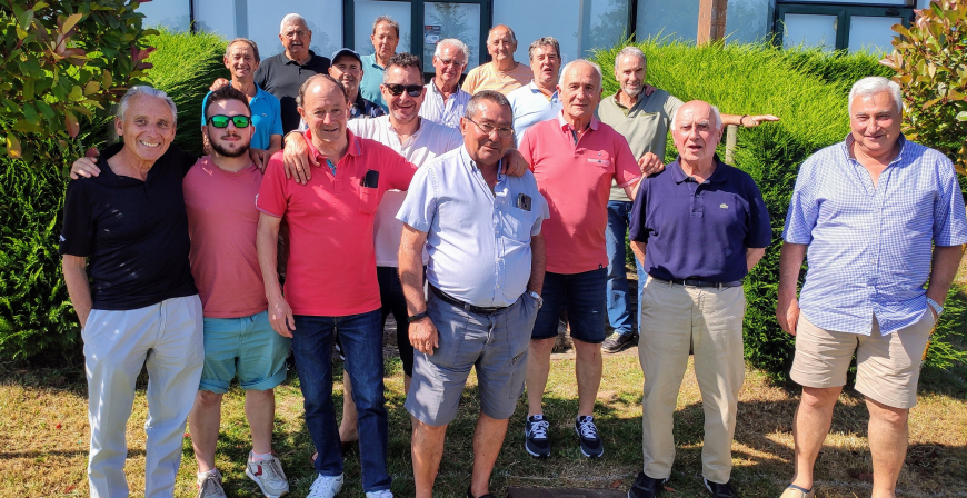 Los veteranos de las piscinas climatizadas de Reinosa celebran una comida de hermandad
