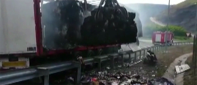 Vdeo de los trabajos de extincin del incendio en el camin que transportaba cartn