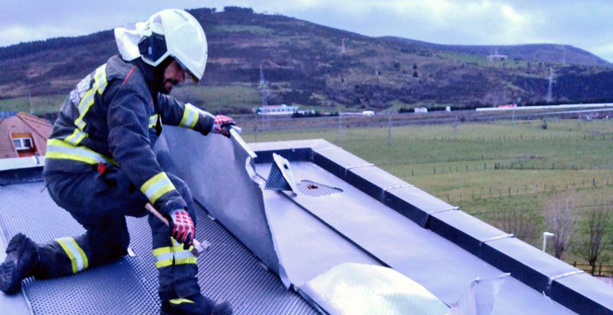 El viento no da tregua a los bomberos en Campoo