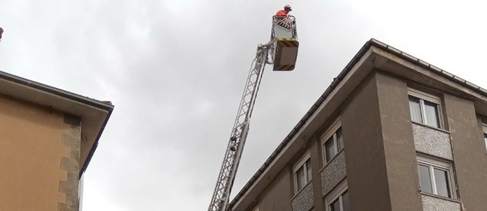 El viento provoca la cada de un rbol de seis metros sobre un tejado en Matamorosa