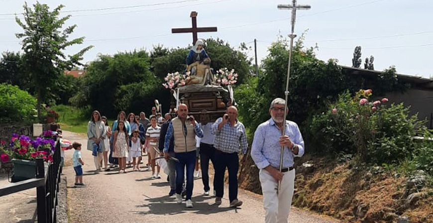 Los vecinos de Villasuso honran a la Sant�sima Trinidad