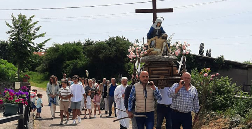 Los vecinos de Villasuso honran a la Sant�sima Trinidad