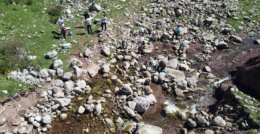 Voluntarios de Gamesa Electric limpian el entorno de Alto Campoo