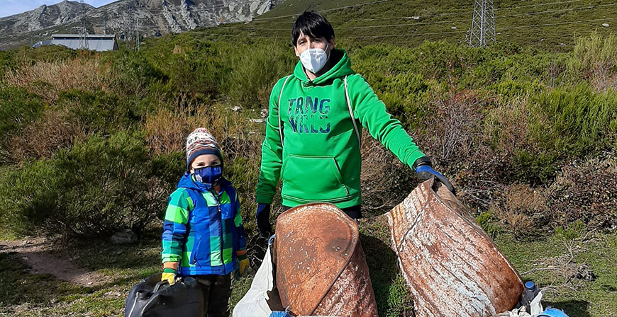 Voluntarios de Gamesa Electric limpian el entorno de Alto Campoo