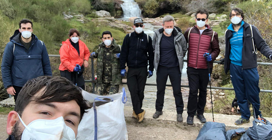 Voluntarios de Gamesa Electric limpian el entorno de Alto Campoo