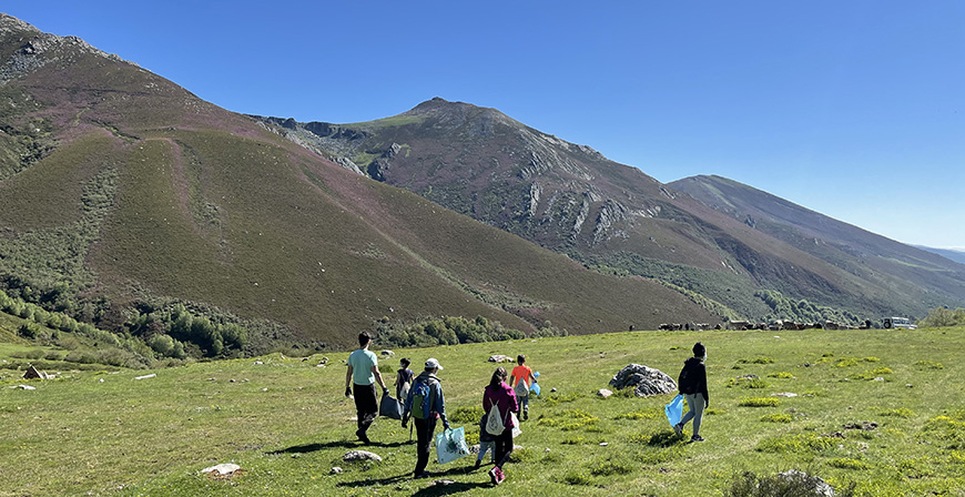 Voluntarios de Gamesa Electric limpian el entorno de Alto Campoo