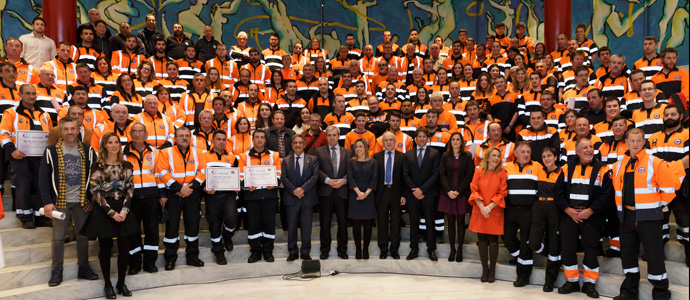 Voluntarios con un 