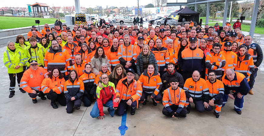 Voluntarios de protecci�n civil dan a conocer su contribuci�n social durante el encuentro organizado por el Gobierno de Cantabria