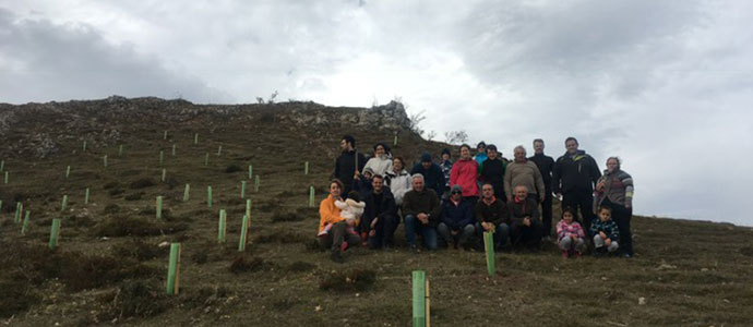 Los voluntarios de Provoca crean una orla forestal en la Guariza