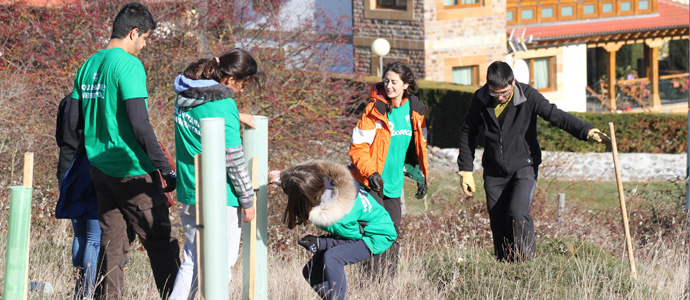 Los voluntarios de Provoca plantaron rboles en la zona del Pozo Pozmeo y las Tradas de Reinosa