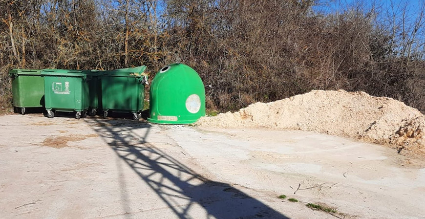 VOX exige la limpieza de la zona de los contenedores en Cuena