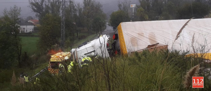 Vuelca un camin en un terrapln de la A-67 a la altura de Somahoz