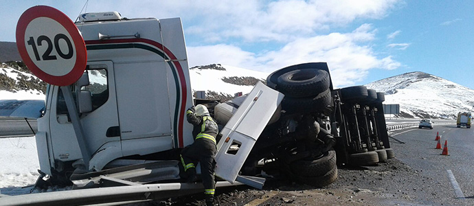 El vuelco de un camin de cemento mantiene cortada la A67 a la altura de Fombellida 